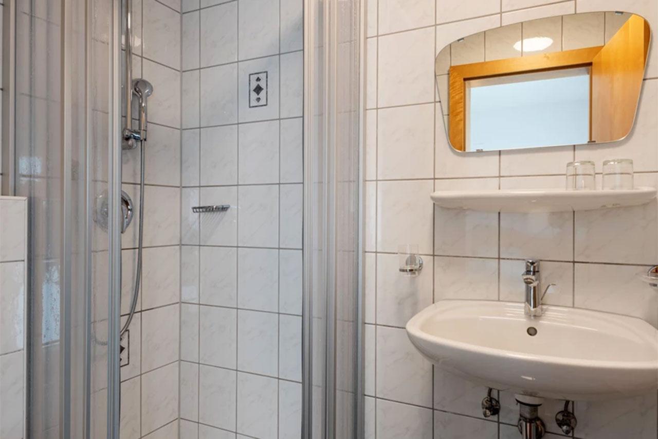 haus-hanser-zellbergeben-badezimmer-c-salcher-dabernig-3dd704beb8